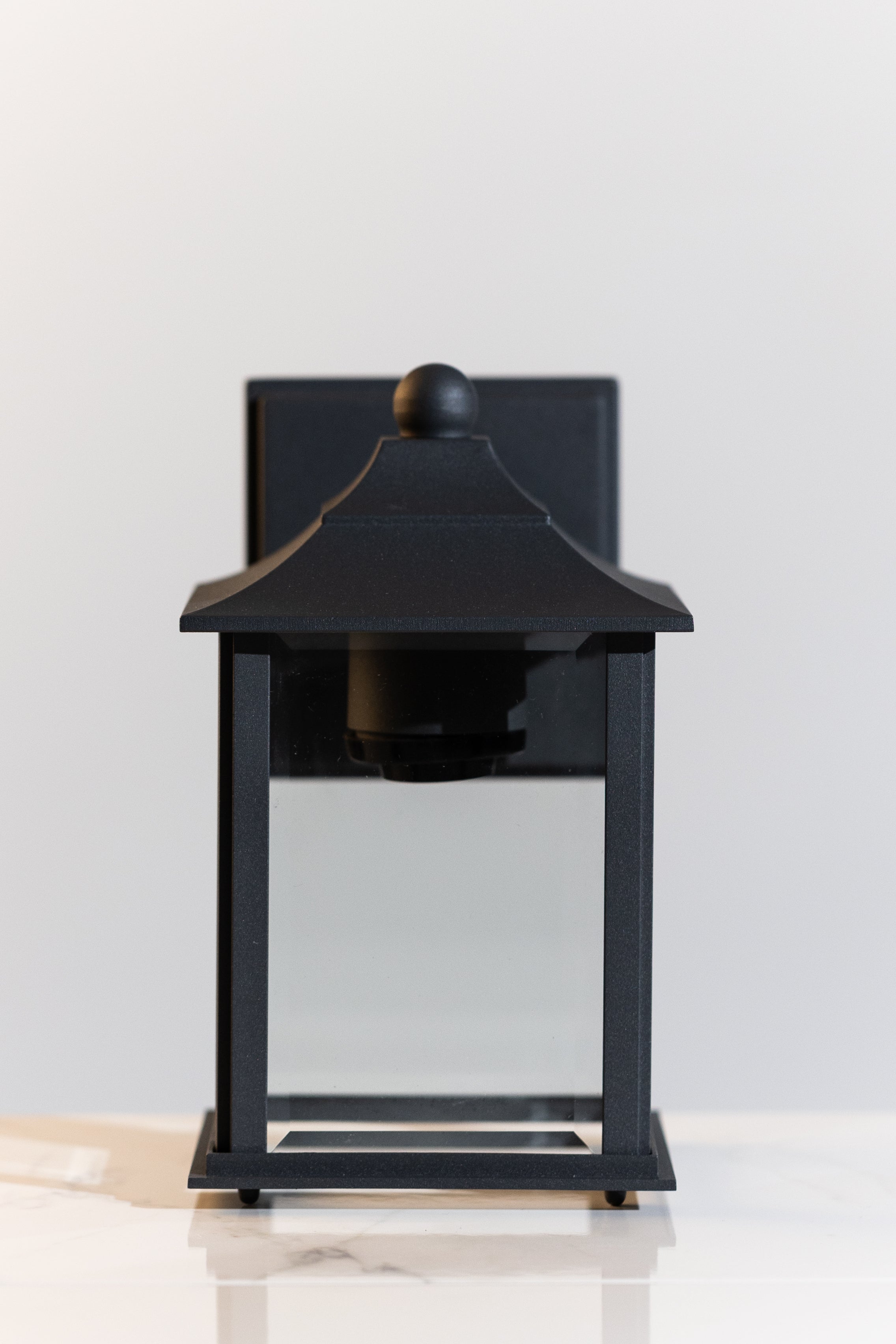 Kensington Premium Outdoor Wall Lantern with Aluminium Die-Cast Body & Glass Diffuser