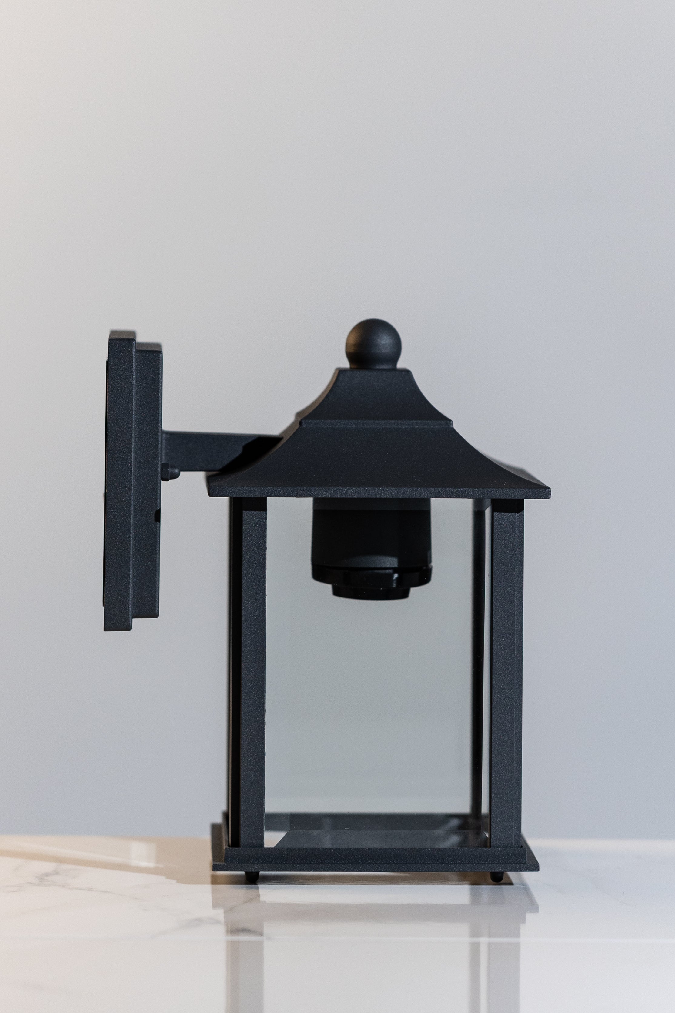 Kensington Premium Outdoor Wall Lantern with Aluminium Die-Cast Body & Glass Diffuser